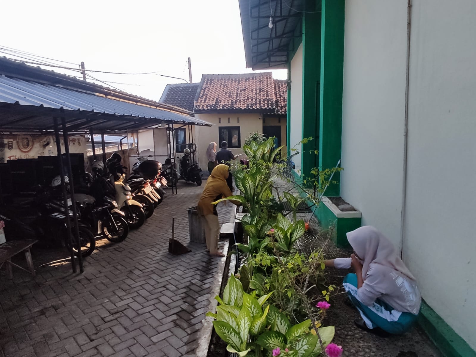 Jumat Bersih, Disdukcapil Kota Metro Perkuat Semangat Gotong Royong
